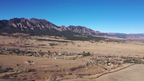 un dron recorre las estribaciones de la pendiente occidental de colorado