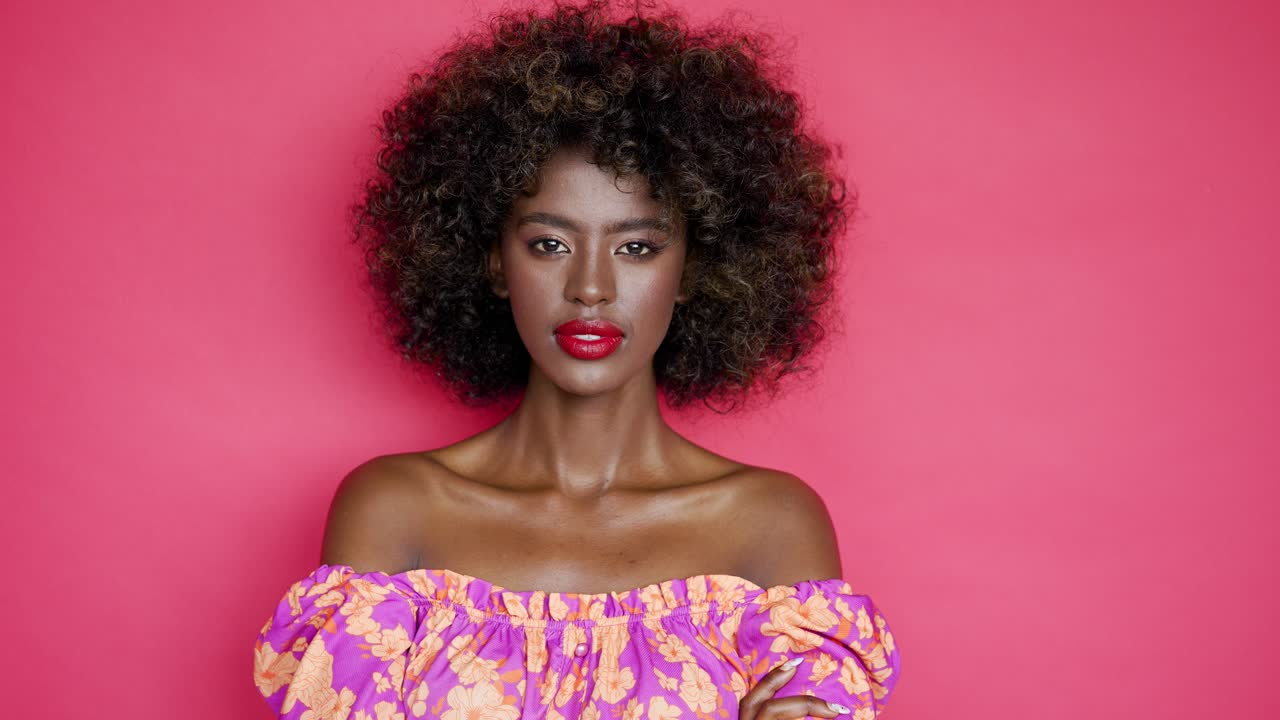 mujer con afro y vestido floral