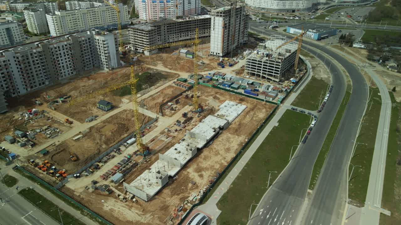 gran sitio de construcción. construcción de un moderno edificio residencial de varios pisos