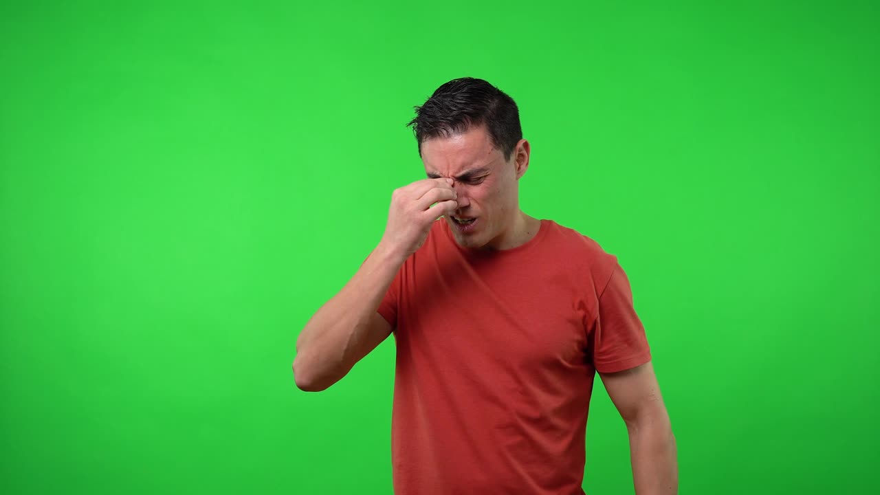 Uomo con mal di testa, in camicia rossa. Piano medio