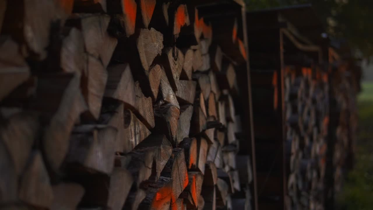 gran pila de leña en la naturaleza al atardecer para hacer una fogata