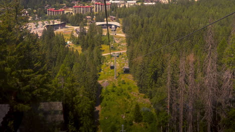 Zeitraffer-Aus-Dem-Inneren-Einer-Seilbahn,-Die-Das-Tal-Von-Chamonix-Hinunterfährt