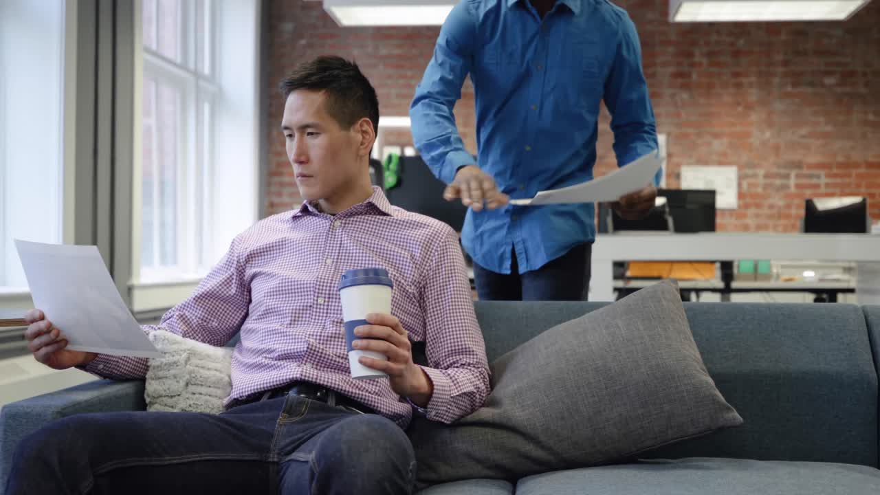 현대적인 사무실에서 일하는 비즈니스 전문가들