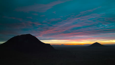 Colorido-Amanecer-Sobre-Una-Colina-En-El-Desierto-De-Mojave---Antena