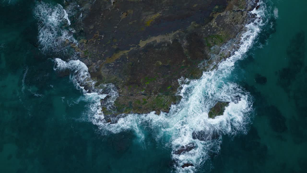plataforma rocosa junto al mar acantilado playa bahía costa del mar en nueva gales del sur, queensland y victoria, australia