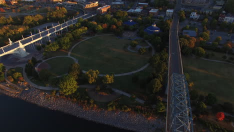 Parque-Coolidge-De-Chattanooga-Al-Amanecer-4k-Aéreo-Con-Puente-De-La-Calle-Nogal-Y-Río-Tennessee