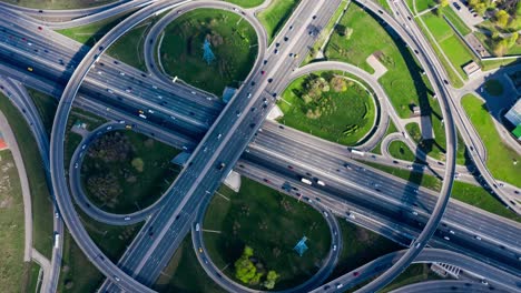 Vista-Aérea-Timelapse-De-Una-Intersección-De-Autopistas-Con-Senderos-De-Tráfico-En-Moscú.