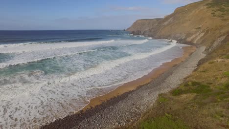 Surfistas-Que-Van-A-Un-Lugar-Secreto-Para-Surfear-En-El-Algarve,-Portugal