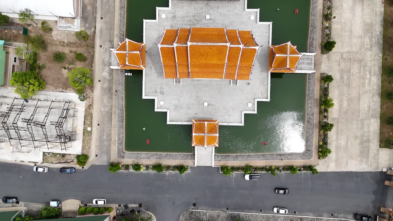 imágenes de drones capturan un templo budista en phuket, tailandia, mostrando su arquitectura y el paisaje circundante desde arriba