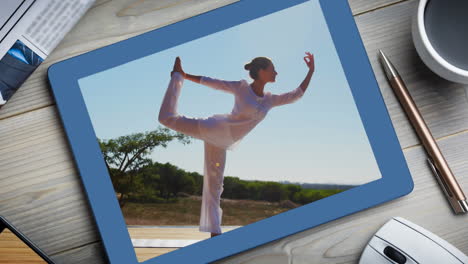 animación de una tableta digital que muestra a una mujer practicando yoga en la pantalla.