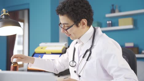 un chico feliz y gracioso que sueña con ser médico. concepto de profesiones. soñador.