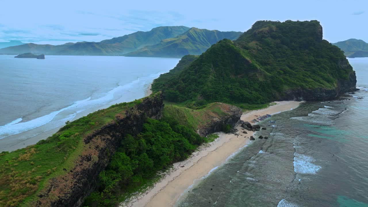 fotografía aérea muy alta por encima de la cordillera en la isla de capones, playa de pundaquit. zambales, filipinas. tiempo nublado