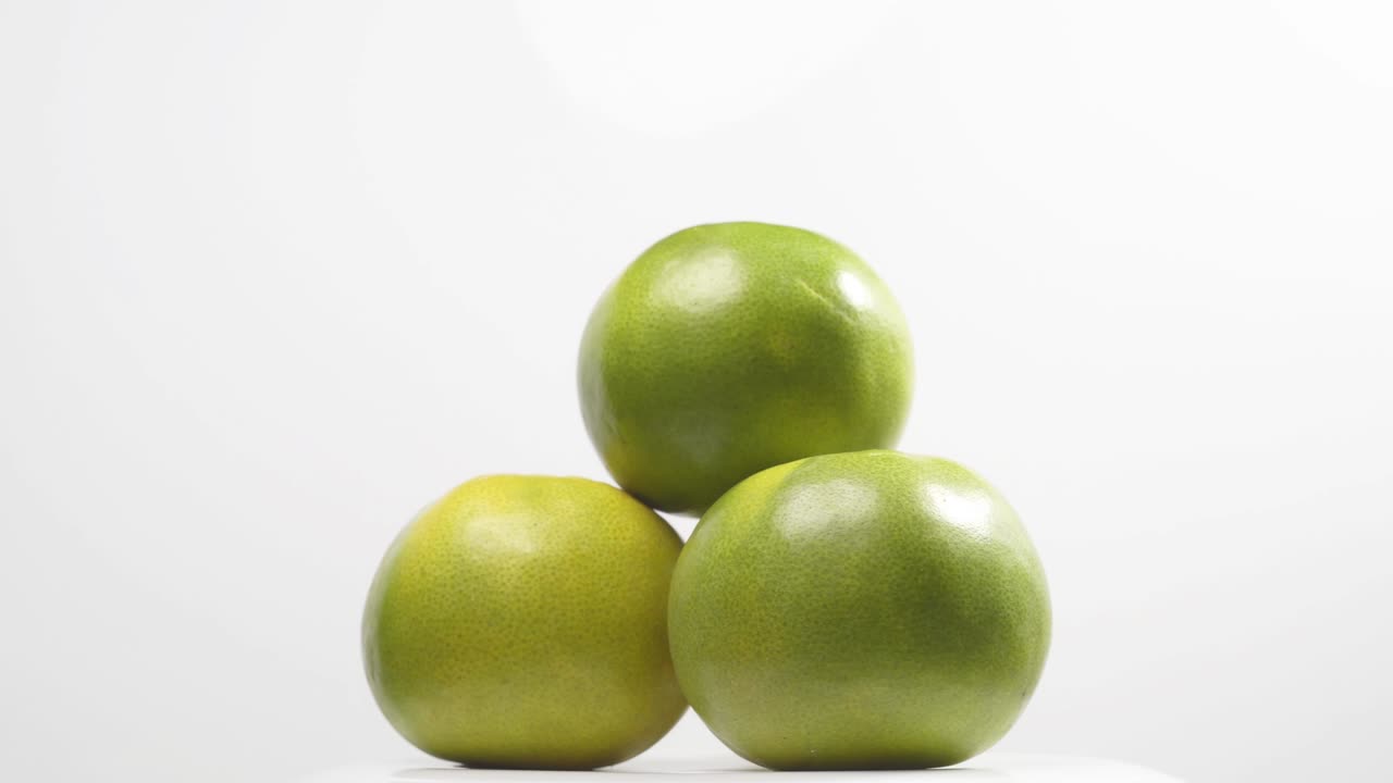 un primer plano de naranja volviéndose blanco en el fondo