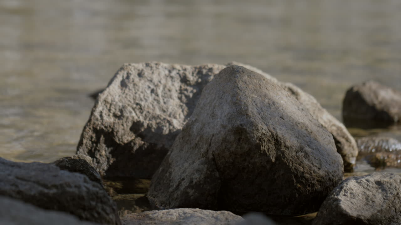 레이크 타호에서 바위 위로 표류