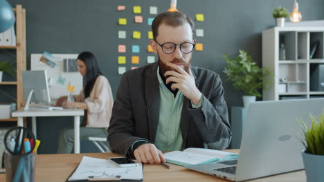 personas de negocios que trabajan en la oficina