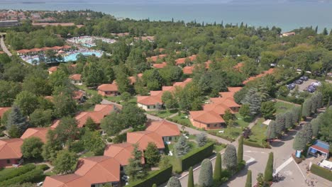 Vista-Aérea-De-La-Ciudad-Y-El-Pueblo-Frente-Al-Mar-Del-Lago-De-Garda-En-Italia