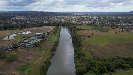 instalación y parques ecuestres a orillas del río logan en loganlea, queensland, australia