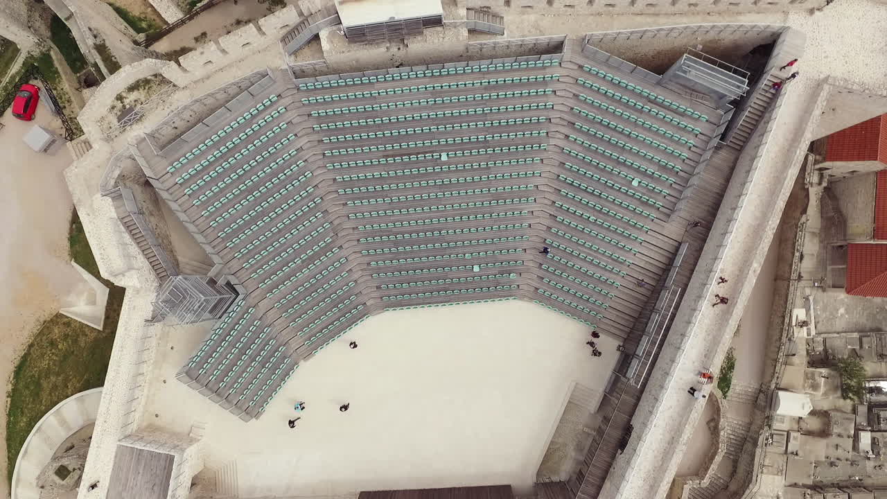 vista superior de la fortaleza de san miguel y vista panorámica del acuario de sibenik