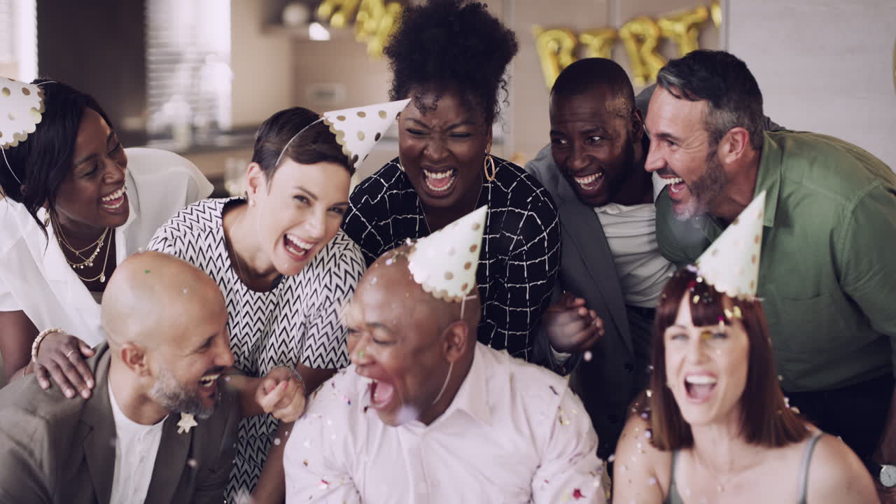 colegas celebrando un feliz cumpleaños