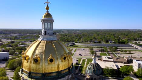 Very-Good-Aerial-Drone-Footage-Of-The-Iowa-State-Capitol-Building-In-Des-Moines