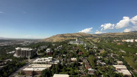 el edificio del capitolio del estado de utah y el vecindario en la colina del capitolio con vistas a salt lake city