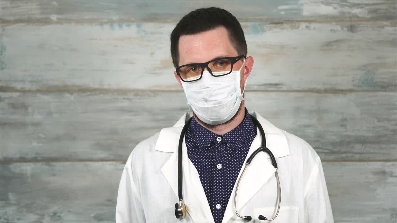 Médico con mascarilla y estetoscopio