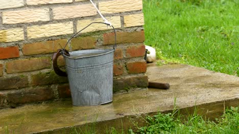 Detalle-Del-Balde-Del-Pozo-De-Agua-Bajo-La-Lluvia,-Europa