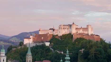 Salzburg,-österreich-Blick-Auf-Das-Berühmte-Wahrzeichen-Der-Stadt,-Festung-Hohensalzburg,-Mittelalterliche-Burg