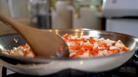 Cocinar-Un-Plato-Vegetariano-Y-Sabroso-De-Pimientos-Rojos,-Cebollas-Y-Champiñones-En-Una-Sartén-Sobre-La-Estufa---Cámara-Lenta