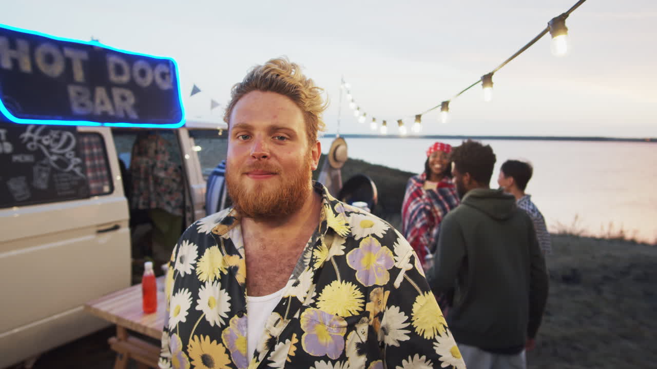 Ritratto di uomo caucasico allegro a un festival estivo