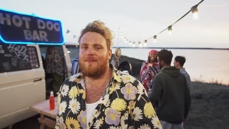 portret van een vrolijke blanke man op een zomerfestival