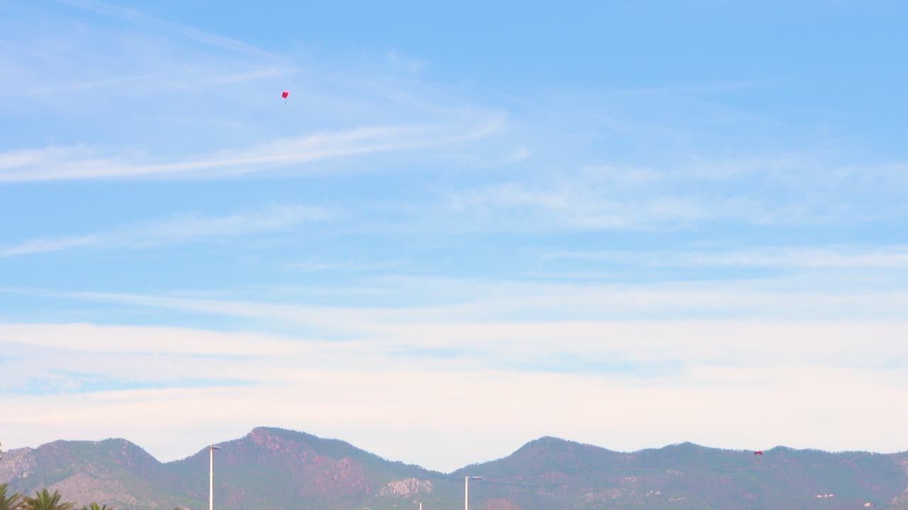 카스텔론 산맥을 배경으로 멀리서 낙하산병, 베니카심에 상륙