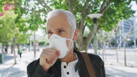 hombre caucásico por la calle con una máscara facial contra el coronavirus