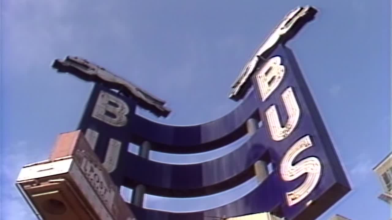 오래된 1984 그레이하운드 버스 표지판