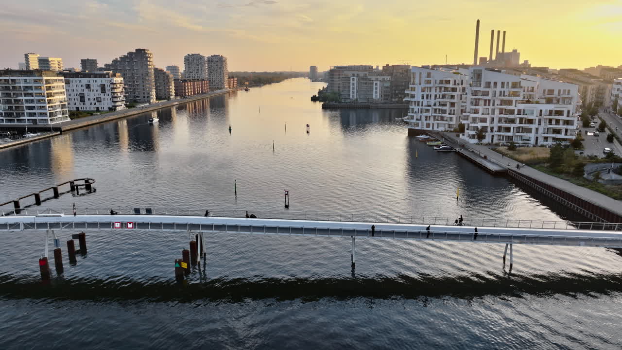 Widok z lotu ptaka na Quay Bridge nad portem w Kopenhadze w Danii o zachodzie słońca