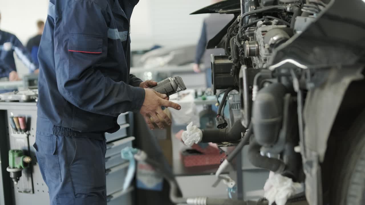 mecánico de reparación de motores de automóviles en un taller de automóviles