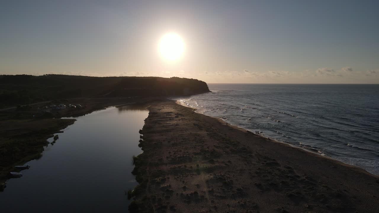 paisaje de la laguna al atardecer