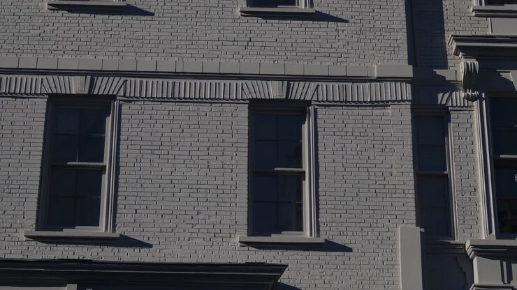 Esterno di un vecchio edificio in mattoni