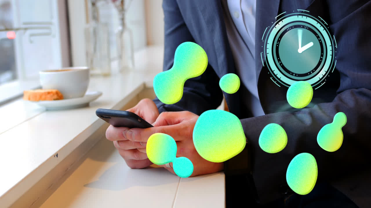 animación de reloj en movimiento y formas sobre empresario caucásico usando teléfono inteligente