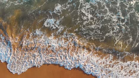 Olas-Rompiendo-En-Una-Playa-En-Algarve