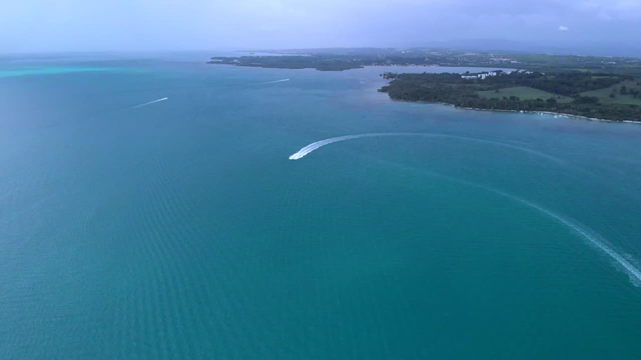 바다에서 운전하는 보트