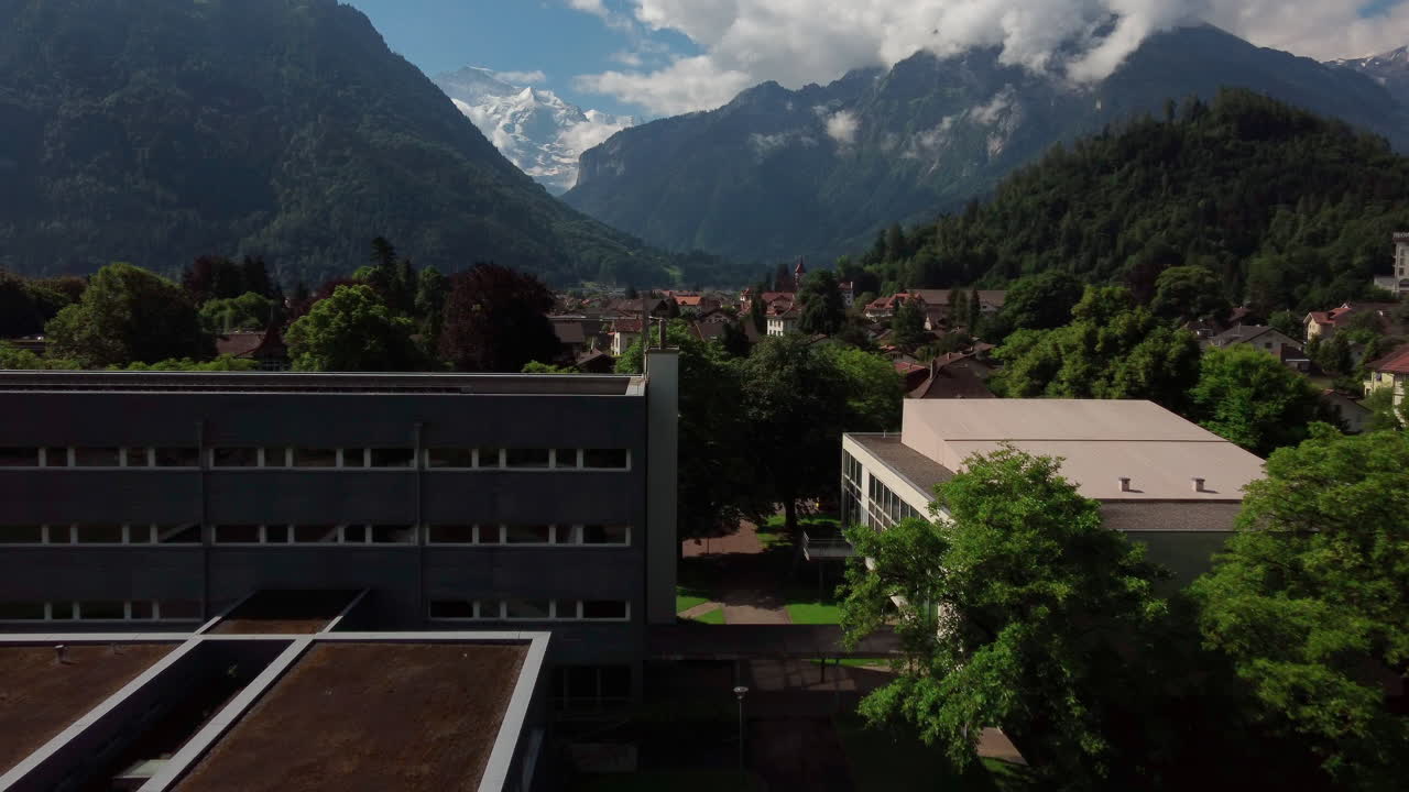 Tiefflug über die Dächer von Interlaken
