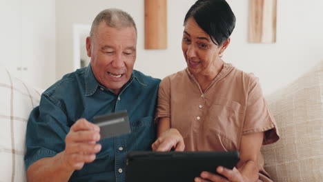 casa, tablet, tarjeta de crédito y pareja de ancianos