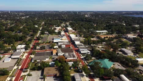 Órbita-Aérea-Panorámica-Sobre-El-Centro-Histórico-De-Clermont,-Florida,-Con-Vista-Panorámica-Al-Lago