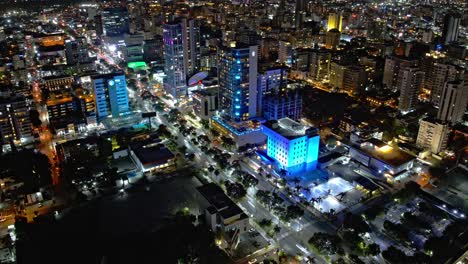 timelapse de intersección con semáforos en la ciudad de santo domingo en la noche