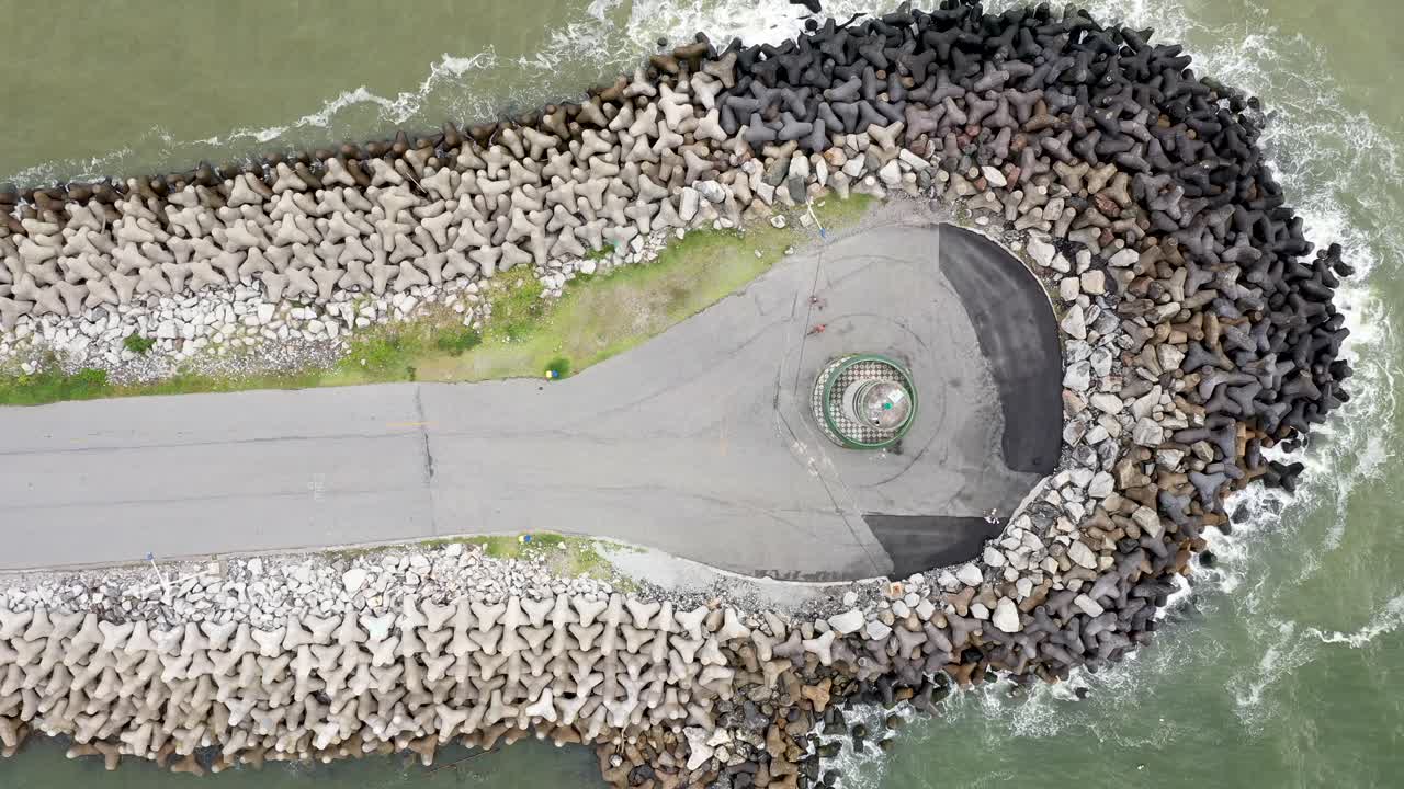 farol do molhe da barra de itajaí, santa catarina, brazil의 등대 위에서 무인 항공기 보기
