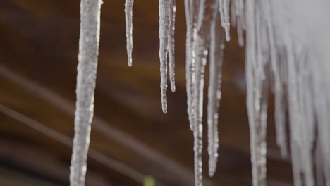 Picos-De-Hielo-Derritiéndose-En-Cámara-Lenta-En-Invierno-Con-Movimiento-De-Cámara