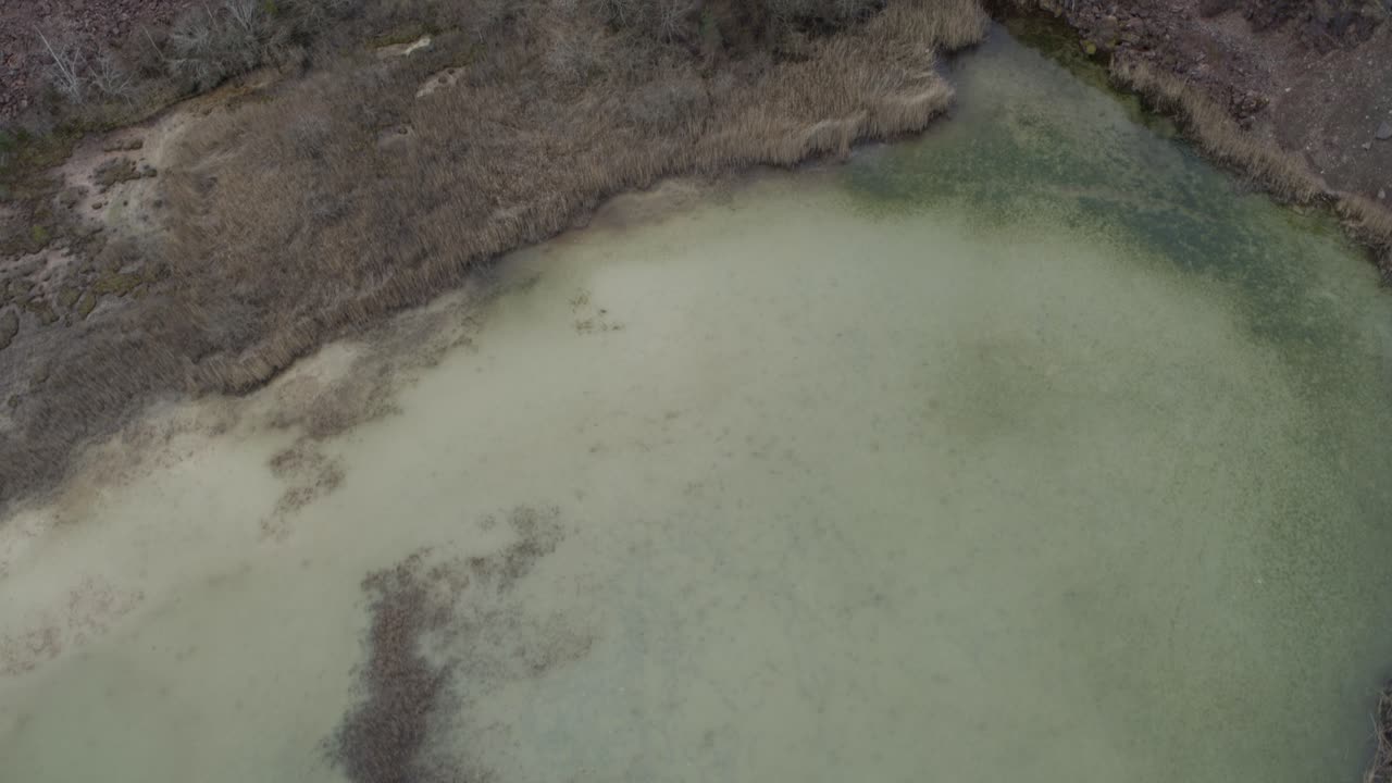 vista aérea drone vuelo vista de pájaro sobre el lago en kinnekulle suecia
