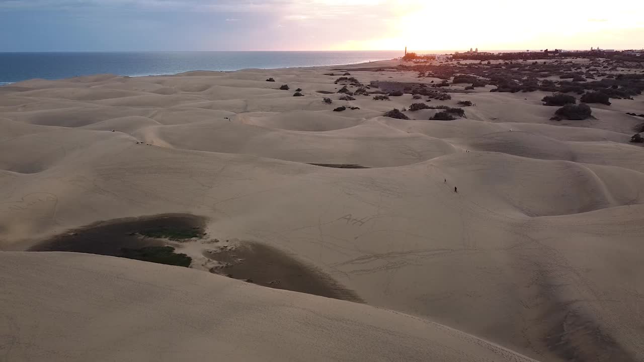 desierto de dunas de arena contra el paisaje marino en maspalomas gran canaria desiertos cerca de la costa