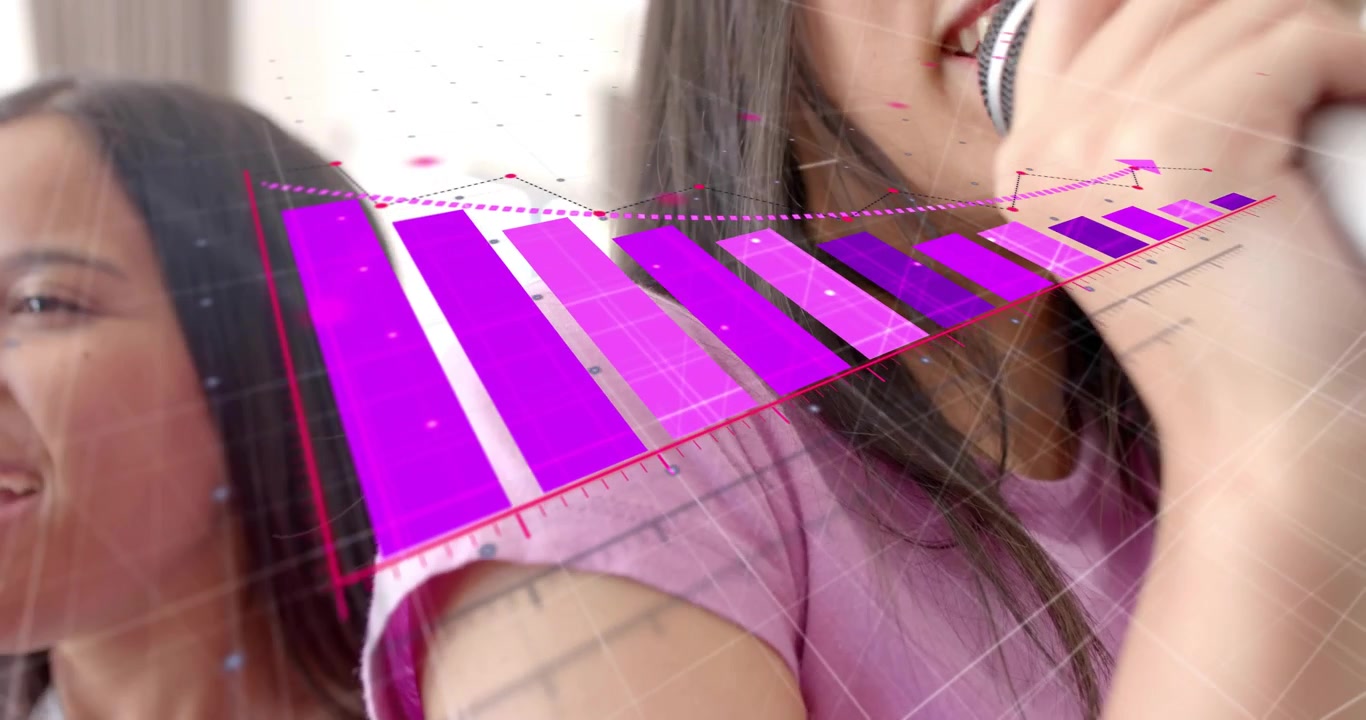 Madre che canta in un microfono, creando una sovrapposizione di grafico viola per un duetto musicale, con la figlia che si unisce e sorride.